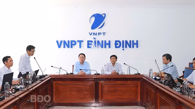 Chủ tịch UBND tỉnh Phạm Anh Tuấn kiểm tra tại VNPT Bình Định. Ảnh: M.H