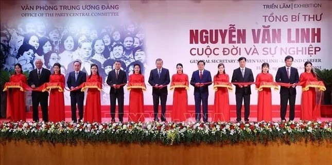 Tổng Bí thư Tô Lâm và các đại biểu cắt băng khai mạc Triển lãm "Tổng Bí thư Nguyễn Văn Linh - Cuộc đời và sự nghiệp". Ảnh: Văn Điệp/TTXVN. Tổng Bí thư Tô Lâm và các đại biểu cắt băng khai mạc Triển lãm "Tổng Bí thư Nguyễn Văn Linh - Cuộc đời và sự nghiệp". Ảnh: Văn Điệp/TTXVN.