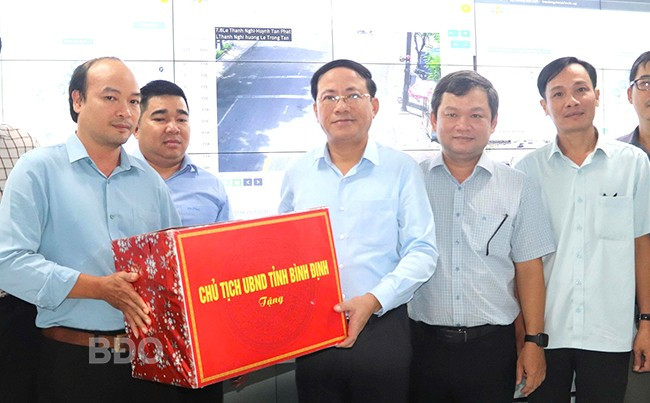 Chủ tịch UBND tỉnh Phạm Anh Tuấn (thứ 3 từ phải sang) tặng quà, động viên cán bộ Trung tâm Giám sát, điều hành đô thị thông minh tỉnh. Ảnh: M.H