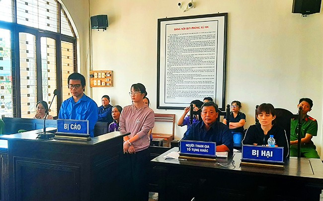 Trương Văn Cường và Bùi Thị Thảo Hiền tại phiên tòa sơ thẩm hình sự. Ảnh: Xuân Thức Trương Văn Cường và Bùi Thị Thảo Hiền tại phiên tòa sơ thẩm hình sự. Ảnh: Xuân Thức