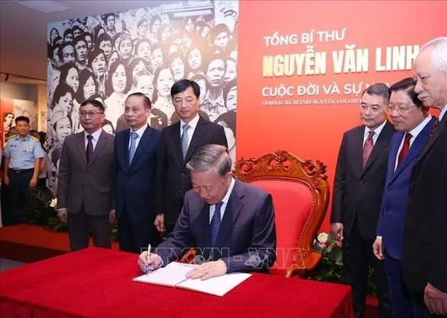 Tổng Bí thư Tô Lâm ghi Sổ cảm tưởng tại Triển lãm "Tổng Bí thư Nguyễn Văn Linh - Cuộc đời và sự nghiệp". Ảnh: Văn Điệp/TTXVN. Tổng Bí thư Tô Lâm ghi Sổ cảm tưởng tại Triển lãm "Tổng Bí thư Nguyễn Văn Linh - Cuộc đời và sự nghiệp". Ảnh: Văn Điệp/TTXVN.