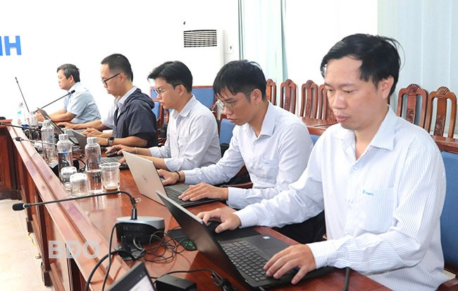 Cán bộ kỹ thuật của VNPT vận hành kết nối các dịch vụ công phục vụ người dân và DN. Ảnh: M.H