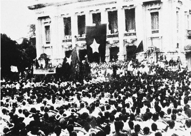 Cuộc mít tinh tại Nhà hát Lớn trong Cách mạng tháng Tám 1945. (Ảnh: Tư liệu)