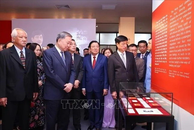 Tổng Bí thư Tô Lâm và các đại biểu tham quan Triển lãm "Tổng Bí thư Nguyễn Văn Linh - Cuộc đời và sự nghiệp". Tổng Bí thư Tô Lâm và các đại biểu tham quan Triển lãm "Tổng Bí thư Nguyễn Văn Linh - Cuộc đời và sự nghiệp".
