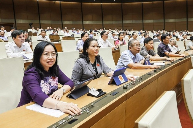 Đại biểu Quốc hội ấn nút biểu quyết thông qua Nghị quyết về việc sắp xếp đơn vị hành chính cấp tỉnh năm 2025.