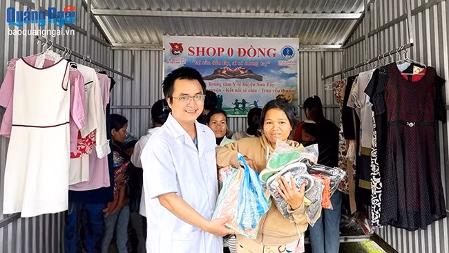 Bác sĩ TTYT huyện Sơn Tây trao nhu yếu phẩm, vật dụng thiết yếu cho người nhà bệnh nhân tại gian hàng 0 đồng.