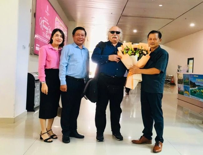 Đại diện lãnh đạo Sở Ngoại Vụ, KH&CN, ICISE đón GS Duncan Handale - ĐH Princeton (Mỹ), người từng đoạt Giải Nobel Vật lý năm 2016. Ảnh: ICISE Đại diện lãnh đạo Sở Ngoại Vụ, KH&CN, ICISE đón GS Duncan Handale - ĐH Princeton (Mỹ), người từng đoạt Giải Nobel Vật lý năm 2016. Ảnh: ICISE