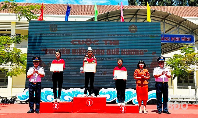 Lãnh đạo Bộ Tư lệnh Vùng Cảnh sát biển 2, Ban Tuyên giáo và Dân vận Tỉnh ủy tặng giấy khen cho các học sinh đạt giải tại cuộc thi Rung chuông vàng. Ảnh: D.Đ