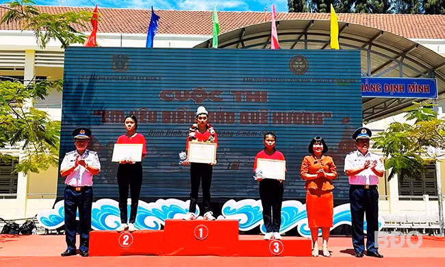 Lãnh đạo Bộ Tư lệnh Vùng Cảnh sát biển 2, Ban Tuyên giáo và Dân vận Tỉnh ủy tặng giấy khen cho các học sinh đạt giải tại cuộc thi Rung chuông vàng. Ảnh: D.Đ