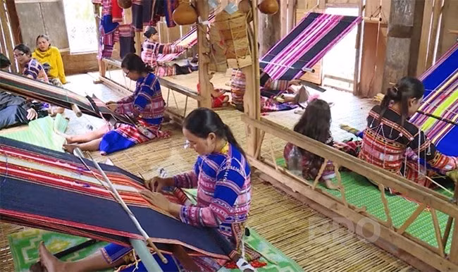 Đồng bào dân tộc Bana ở làng Hà Văn Trên giữ nghề dệt thổ cẩm. Ảnh: T.L