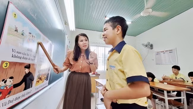 Cô Dang kiên trì với học trò lớp 2 trong giờ học môn Tiếng Việt. Ảnh: M.H