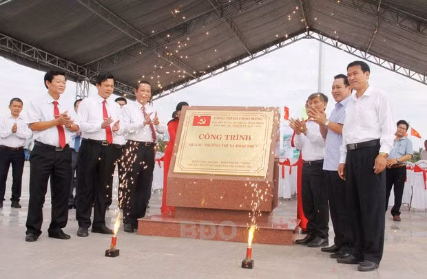 Lãnh đạo huyện Hoài Nhơn gắn biển Quảng trường thị xã Hoài Nhơn.