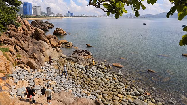 Tương truyền Hoàng hậu Nam Phương rất yêu thích nơi này - có lẽ vì thế mà bãi Trứng của nhân gian còn có thêm một cái tên nữa là bãi tắm Hoàng Hậu. Ảnh: NGUYỄN DŨNG