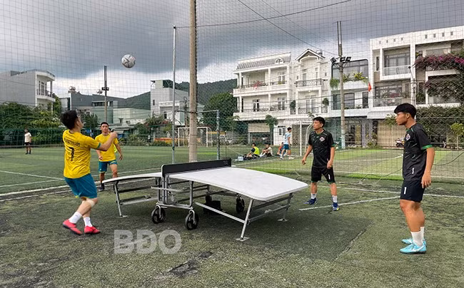 Cầu thủ phong trào tập chơi teqball ở sân Sola (phường Đống Đa, TP Quy Nhơn) . Ảnh: HUỲNH VỸ