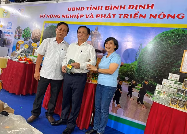 Bộ trưởng Bộ NN&PTNT Lê Minh Hoan (giữa) chúc mừng sản phẩm OCOP của Bình Định. Ảnh: NVCC.