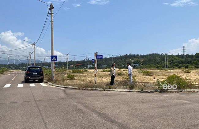 Nhiều người tìm mua đất nền tại khu vực tái định cư Nhơn Phước thuộc Khu kinh tế Nhơn Hội. Ảnh: M.H