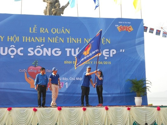 Đơn vị tài trợ trao cờ xuất quân chương trình “Vì cuộc sống tươi đẹp” cho Tỉnh đoàn Bình Định.