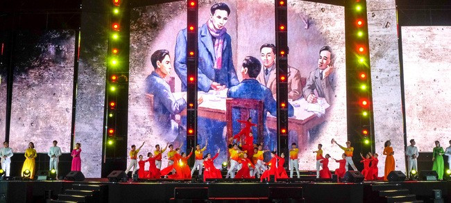 Phần 1 chương trình có tên gọi “Mừng Đảng, mừng xuân Ất Tỵ” gồm các tiết mục ca ngợi Đảng, Bác Hồ kính yêu, nêu bật thành tựu phát triển của quê hương Bình Định, niềm hân hoan đón tết cổ truyền của dân tộc.