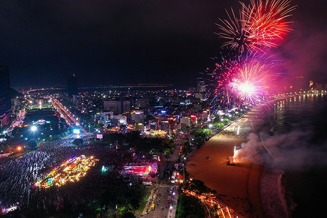 Đúng thời khắc giao thừa, pháo hoa rực rỡ trên bầu trời đêm xứ Nẫu giữa lòng phố biển Quy Nhơn chào đón năm mới Ất Tỵ 2025, với niềm tự hào về sự phát triển của quê hương Bình Định cùng cả nước bước vào kỷ nguyên mới - kỷ nguyên vươn mình của dân tộc Việt Nam.