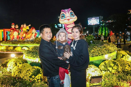 Gia đình anh Đặng Văn Tín, quê ở Phước Hiệp, huyện Tuy Phước, hiện đang sinh sống ở TP Hồ Chí Minh năm nào cũng về quê đón Tết.