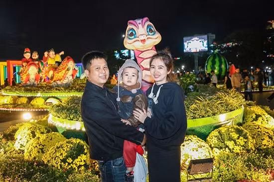 Gia đình anh Đặng Văn Tín, quê ở Phước Hiệp, huyện Tuy Phước, hiện đang sinh sống ở TP Hồ Chí Minh năm nào cũng về quê đón Tết.