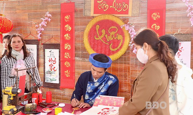 Hoạt động xin chữ đầu năm được nhiều người quan tâm. Ảnh: K.VY