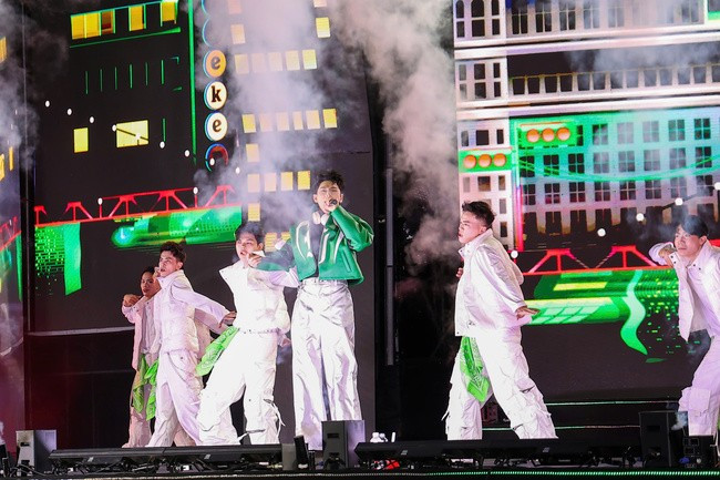 Ca sĩ Isaac được nhiều khán giả trẻ chờ đón xuất hiện trên sân khấu.