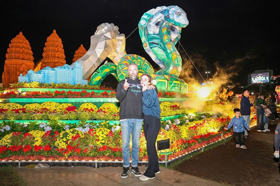 Anh Alex Galindo và chị Nuria Arbolera (đến từ Tây Ban Nha) thích thú khi lần đầu đón Tết cổ truyền của người Việt Nam tại Quy Nhơn.