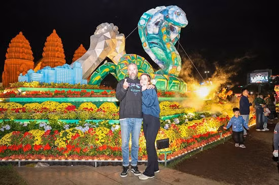 Anh Alex Galindo và chị Nuria Arbolera (đến từ Tây Ban Nha) thích thú khi lần đầu đón Tết cổ truyền của người Việt Nam tại Quy Nhơn.