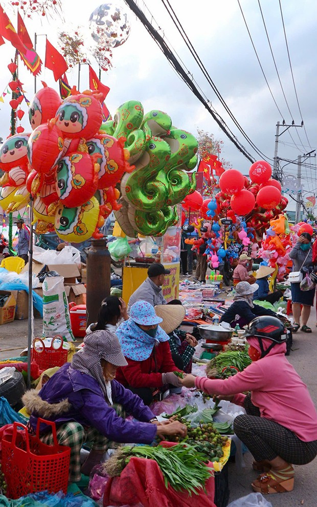 Không chú trọng vào giá cả, người bán tặng nhau chút lộc đầu xuân, còn người mua vui vẻ chúc phúc, gửi gắm những điều tốt lành đến mọi người, mọi nhà. Ảnh: K.VY