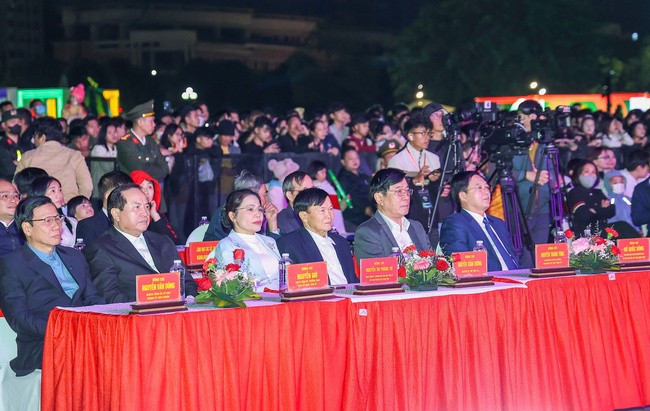 Đại biểu dự chương trình.