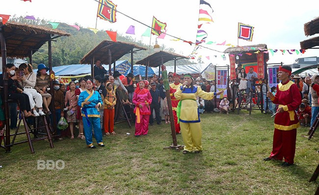 Sôi nổi hội đánh bài chòi dân gian. Ảnh: K.VY