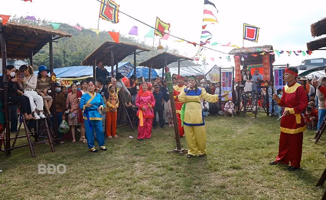 Sôi nổi hội đánh bài chòi dân gian. Ảnh: K.VY