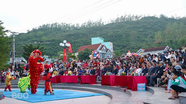 Hội xuân chợ Gò được diễn ra với những tiết mục sôi động, thu hút đông đảo người dân đến xem. Ảnh: K.VY