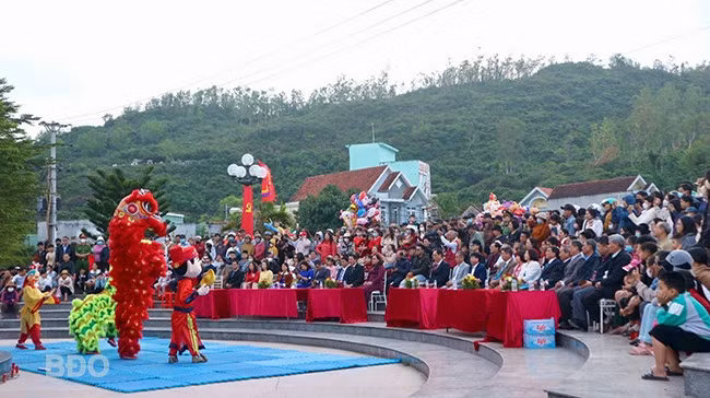 Hội xuân chợ Gò được diễn ra với những tiết mục sôi động, thu hút đông đảo người dân đến xem. Ảnh: K.VY