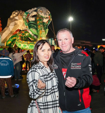 Anh Collin, đến từ Australia và chị Hạ My, người Quy Nhơn - hiện đang sinh sống tại Australia, chờ xem chương trình nghệ thuật đón giao thừa xuân Ất Tỵ 2025.