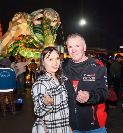 Anh Collin, đến từ Australia và chị Hạ My, người Quy Nhơn - hiện đang sinh sống tại Australia, chờ xem chương trình nghệ thuật đón giao thừa xuân Ất Tỵ 2025.