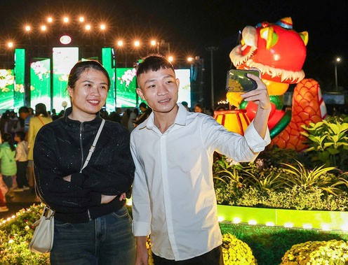 Bạn Lê Thị Cẩm Tuyên, ở xã Phước Hòa, huyện Tuy Phước (bìa trái) cùng bạn check -in cụm linh vật năm Ất Tỵ.