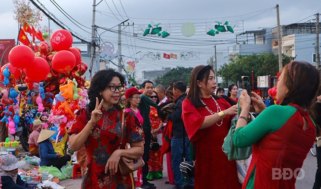 Nhiều người diện trang phục truyền thống, rạng rỡ check-in tại chợ Gò. Ảnh: K.VY