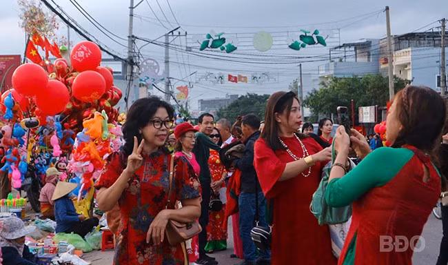 Nhiều người diện trang phục truyền thống, rạng rỡ check-in tại chợ Gò. Ảnh: K.VY