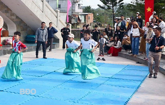 Trẻ em hào hứng với các trò chơi dân gian. Ảnh: K.VY