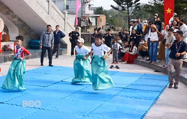 Trẻ em hào hứng với các trò chơi dân gian. Ảnh: K.VY