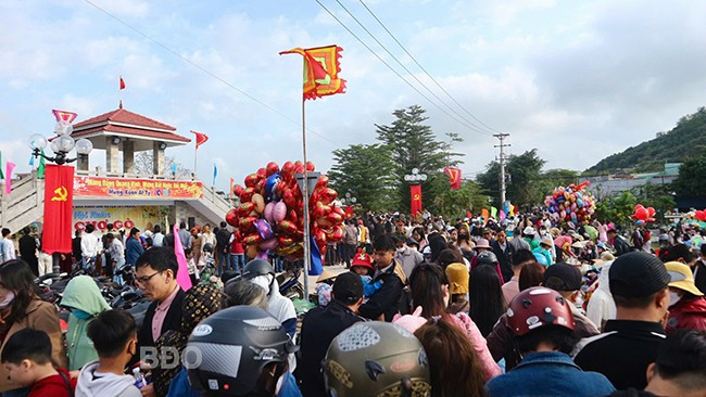 Đến khi trời hửng nắng, chợ Gò bước vào thời điểm nhộn nhịp nhất khi dòng người đổ về trẩy hội, tạo nên không khí rộn ràng, vui tươi khắp khu vực; người người ghi lại những kỷ niệm đẹp đẽ bên cạnh người thân. Ảnh: K.VY