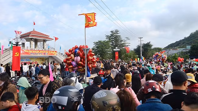 Đến khi trời hửng nắng, chợ Gò bước vào thời điểm nhộn nhịp nhất khi dòng người đổ về trẩy hội, tạo nên không khí rộn ràng, vui tươi khắp khu vực; người người ghi lại những kỷ niệm đẹp đẽ bên cạnh người thân. Ảnh: K.VY