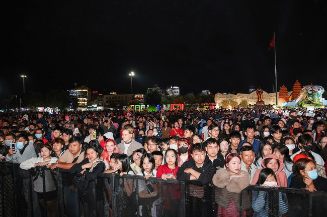 Đông đảo khán giả hào hứng theo dõi chương trình.