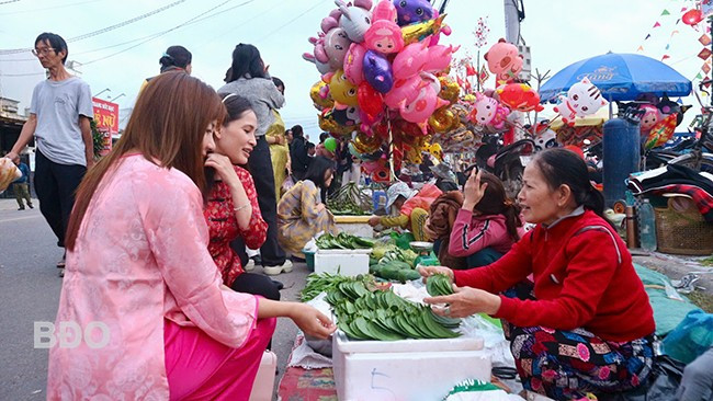 Mua bán trầu cau tại chợ Gò. Ảnh: K.VY