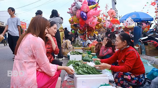 Mua bán trầu cau tại chợ Gò. Ảnh: K.VY