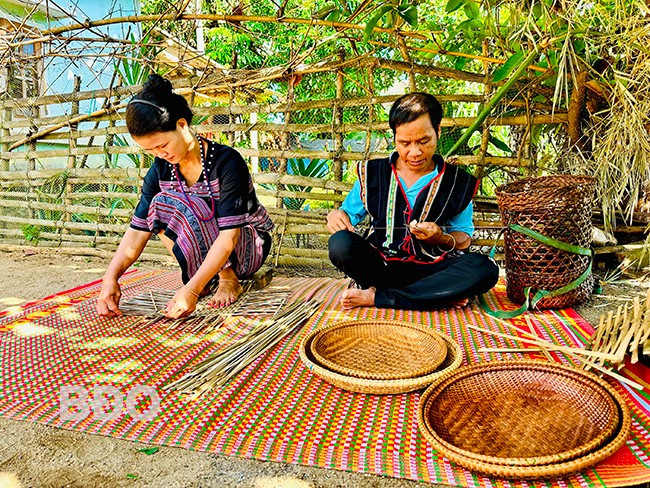 Nghề đan đát được người H’re truyền dạy qua nhiều thế hệ, sản phẩm làm ra ngày càng đa dạng, phục vụ đời sống và đáp ứng nhu cầu thị trường. Ảnh: T.C Nghề đan đát được người H’re truyền dạy qua nhiều thế hệ, sản phẩm làm ra ngày càng đa dạng, phục vụ đời sống và đáp ứng nhu cầu thị trường. Ảnh: T.C