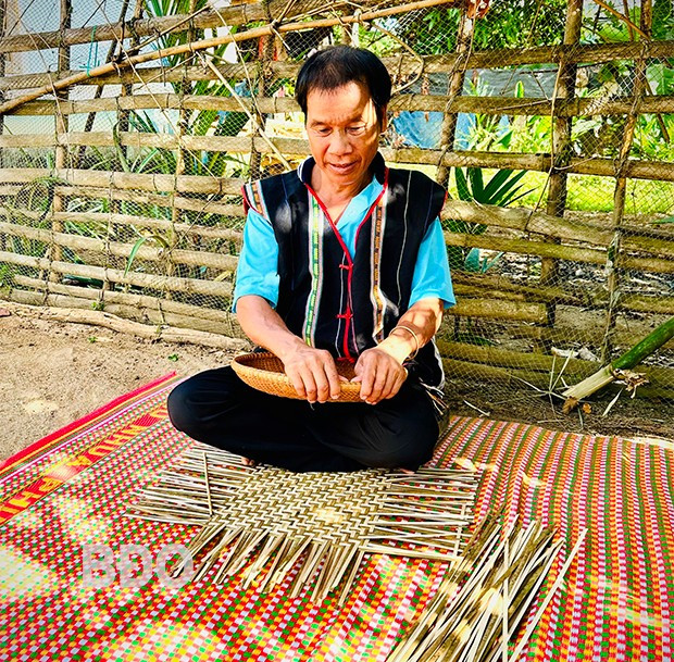 Ông Phạm Văn Hếch kiểm tra lại các nan tre vừa đan hoàn thiện trên một sản phẩm. Ảnh: T.C Ông Phạm Văn Hếch kiểm tra lại các nan tre vừa đan hoàn thiện trên một sản phẩm. Ảnh: T.C