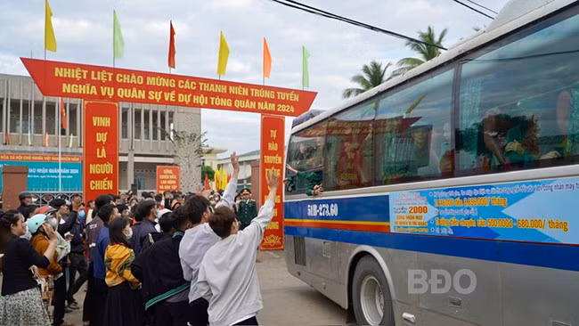 Gia đình, người thân vẫy chào các tân binh lên đường nhập ngũ. Ảnh: K.A